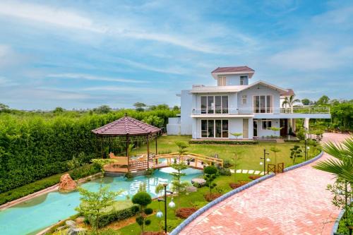 StayVista at Serenity Farms with Pool Lawn Bonfire & BBQ in Sohna, India