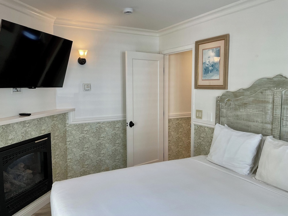 Carmel Green Lantern Inn - photo 26