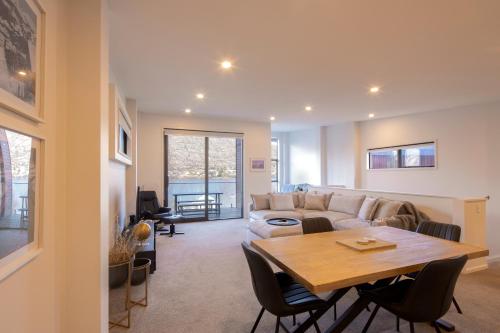 Stylish 2 BR Home Scenic Balcony Key Amenities — 4-Star Luxury Hotel in Queenstown, New Zealand
