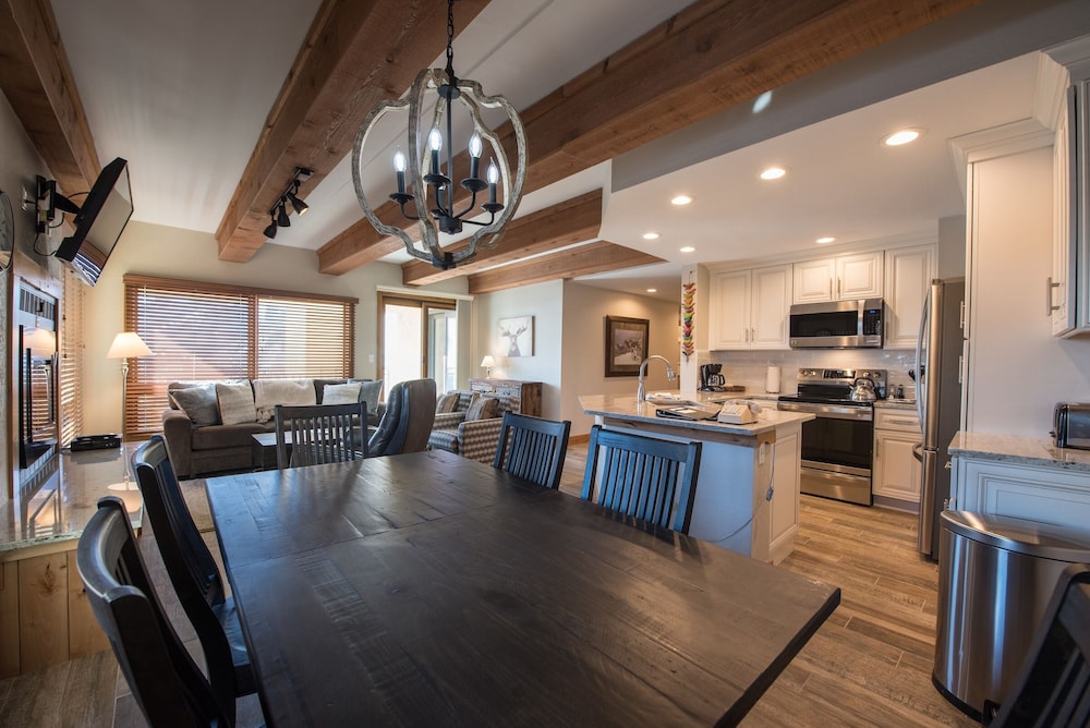 Recently Remodeled Ski Lodge Styled Plaza Condo No Cleaning Fee by RedAwning — 4-Star Luxury Hotel in Crested Butte, United States