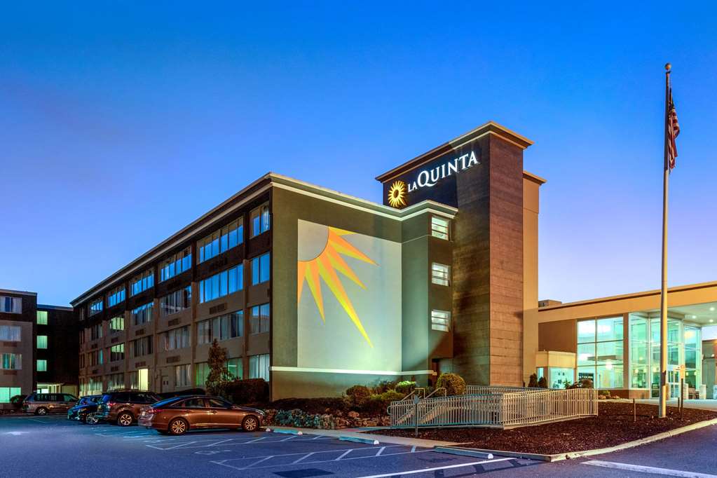 La Quinta Inn & Suites by Wyndham Clifton Rutherford - photo 2