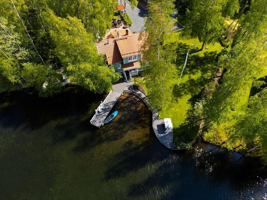 Villa Kesätie Lakeside Paradise — 4-Star Luxury Hotel in Nurmijaervi, Finland