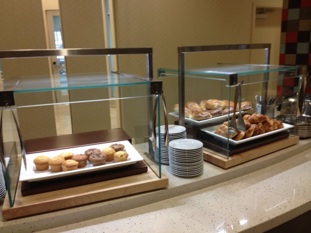 Embassy Suites Newark Airport - photo 29