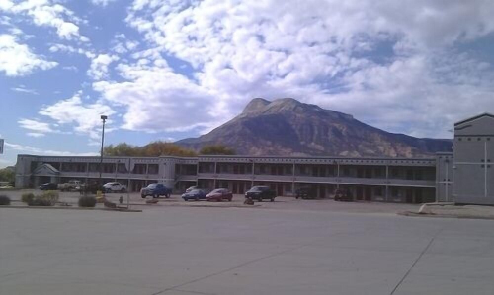 Parachute Inn - photo 17