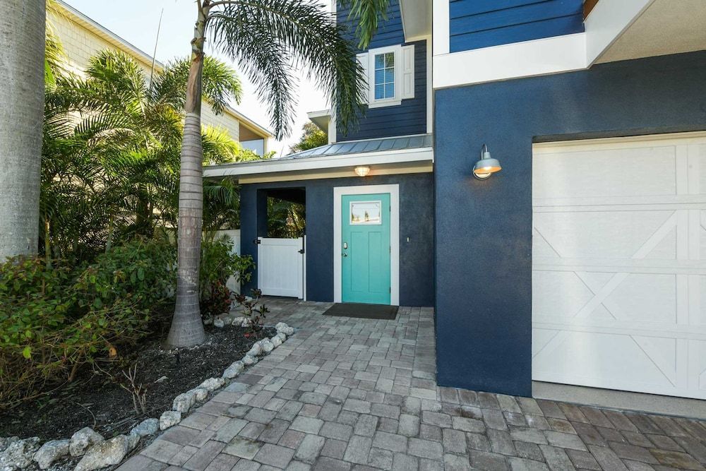 Just Beachy - carbon neutral hotel in Holmes Beach