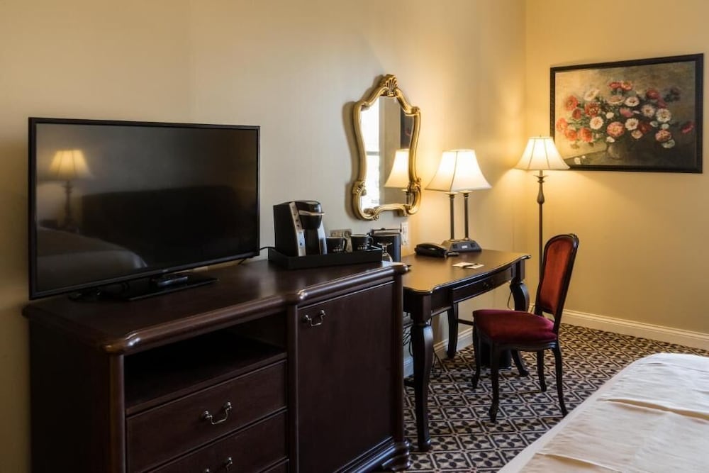 The Mount Vernon Grand Hotel - photo 28