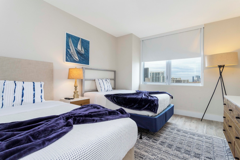 Stunning Bay Front 3 Bed Private Floor Apt 2001 @ BW Resort Miami - photo 22