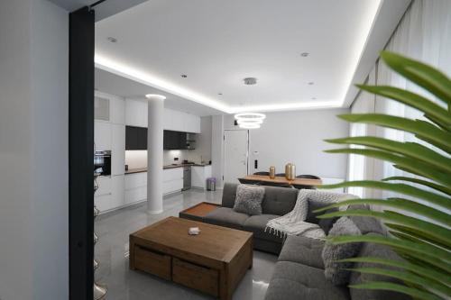 Brand New 3br with 2 Bathrooms Marousi Apartment — 4-Star Luxury Hotel in Marousi, Greece