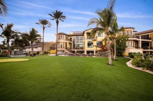 Luxurious Oceanfront Estate 5 Bedroom along the Hillsboro Inlet with Private Beach Ocean and Lighthouse Views — 4-Star Luxury Hotel in Pompano Beach, United States