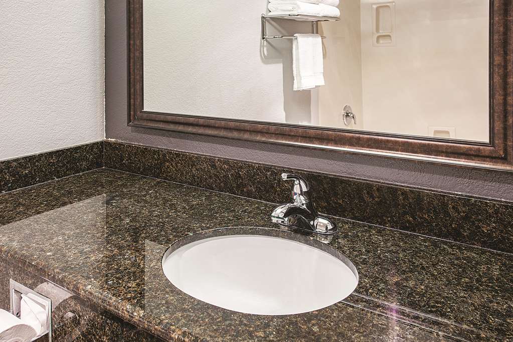 La Quinta Inn & Suites by Wyndham Davis - photo 14