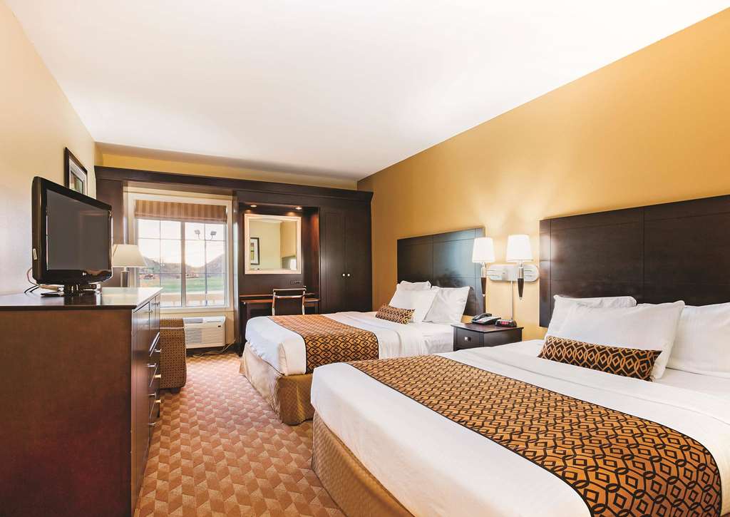 La Quinta Inn & Suites by Wyndham Lexington South Hamburg - photo 19