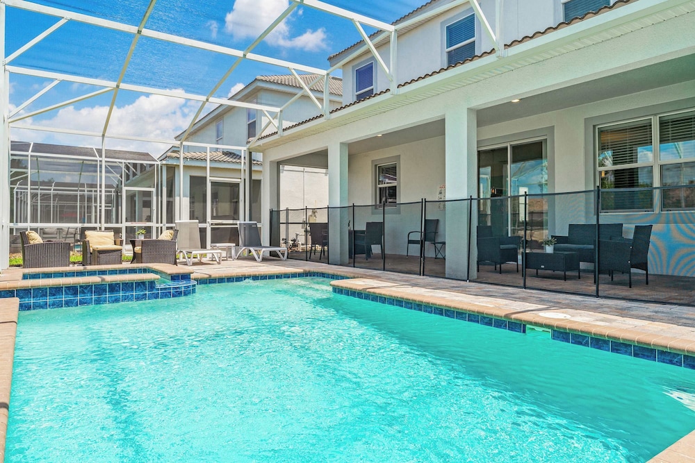 Resort Vibes At Championsgate Home for 14 With Private Lanai — 4-Star Luxury Hotel in Davenport, United States
