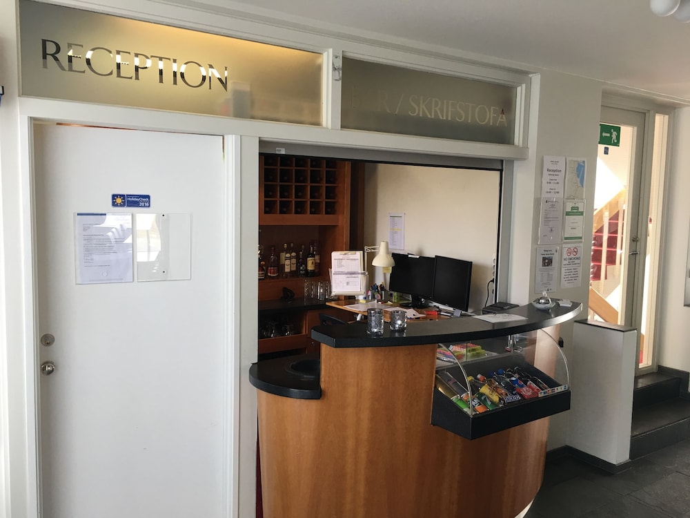 Check-in/check-out kiosk