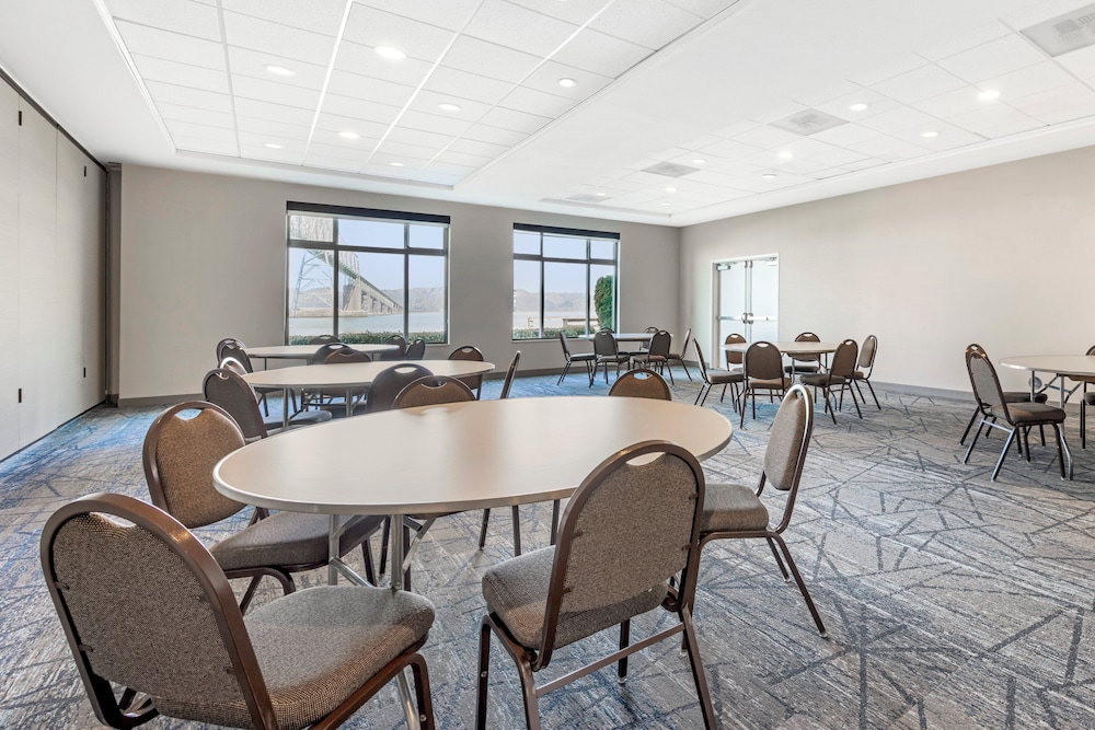 Holiday Inn Express & Suites Astoria by IHG - photo 54