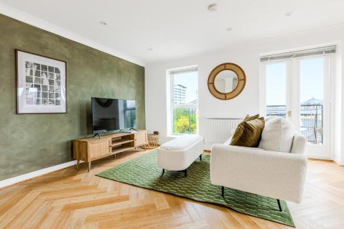 Bright New 2BR flat with Balcony near ExCeL London — 4-Star Luxury Hotel in London, United Kingdom