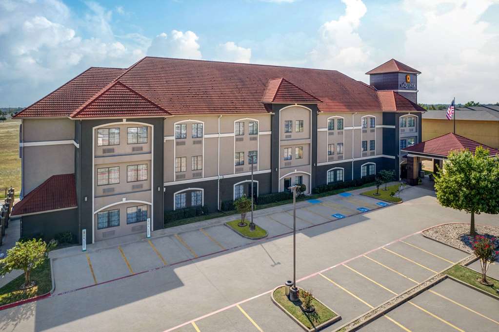La Quinta Inn & Suites by Wyndham Alvarado - photo 7