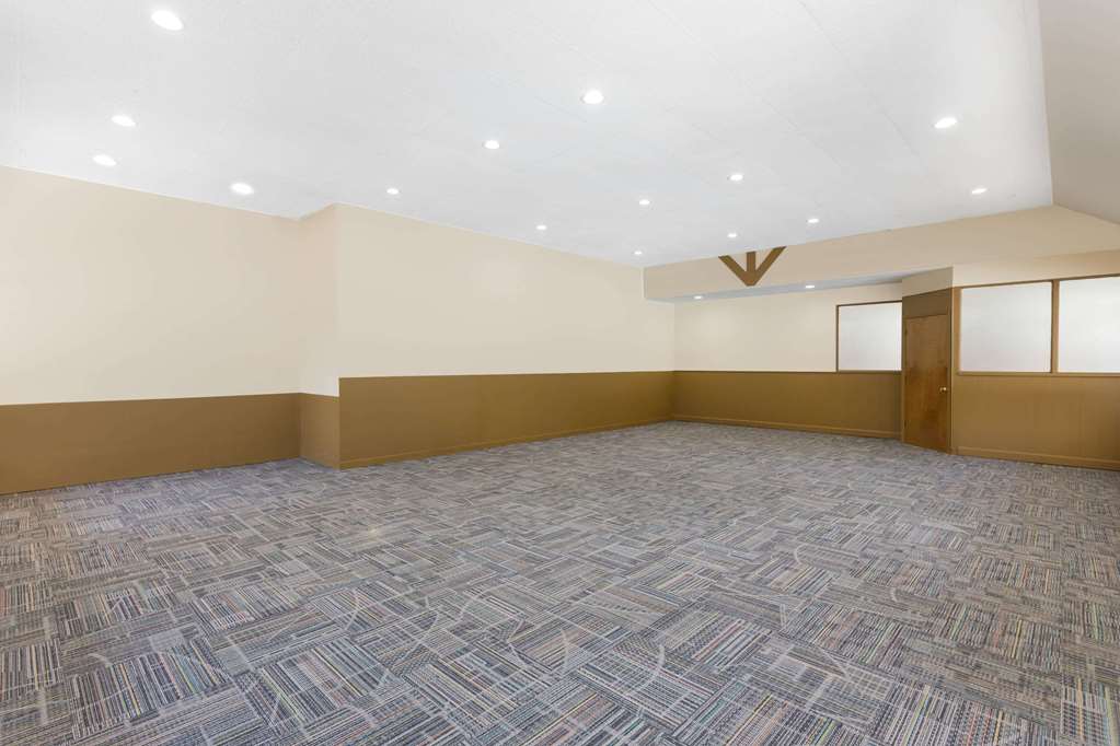 Super 8 by Wyndham Asheville Airport - photo 12