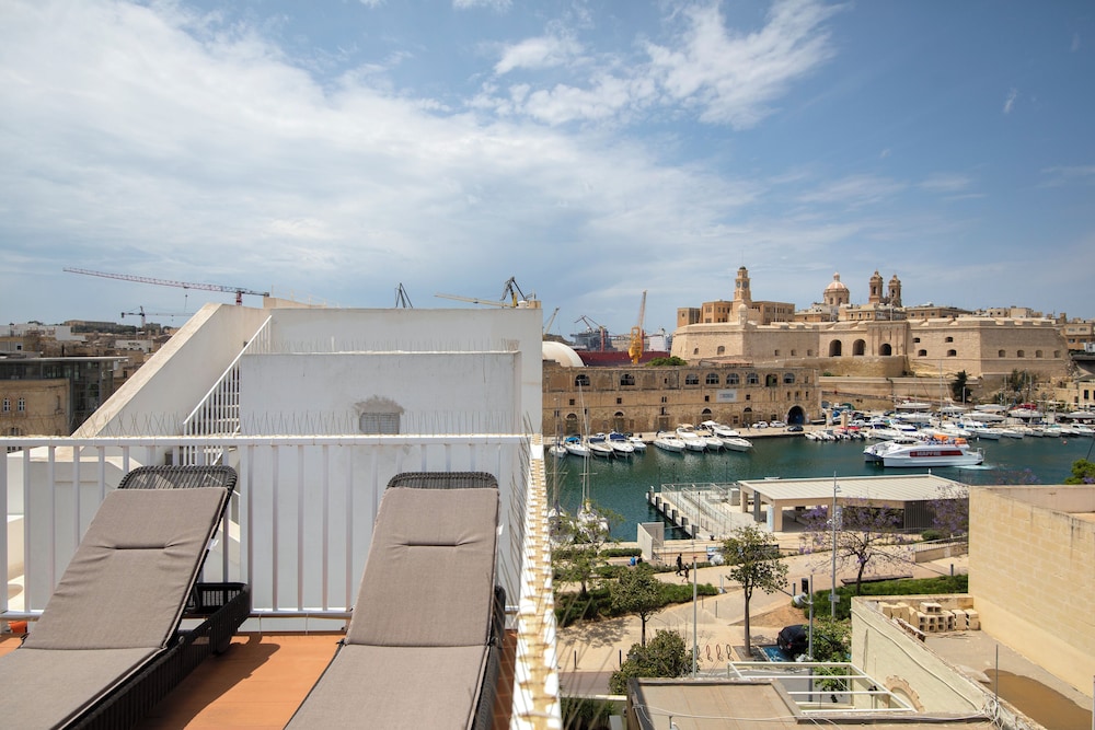 Traditional & Modern Maltese Townhouse Rooftop Terrace and Sea Views close to Birgu Waterfront — 4-Star Luxury Hotel in Cospicua, Malta