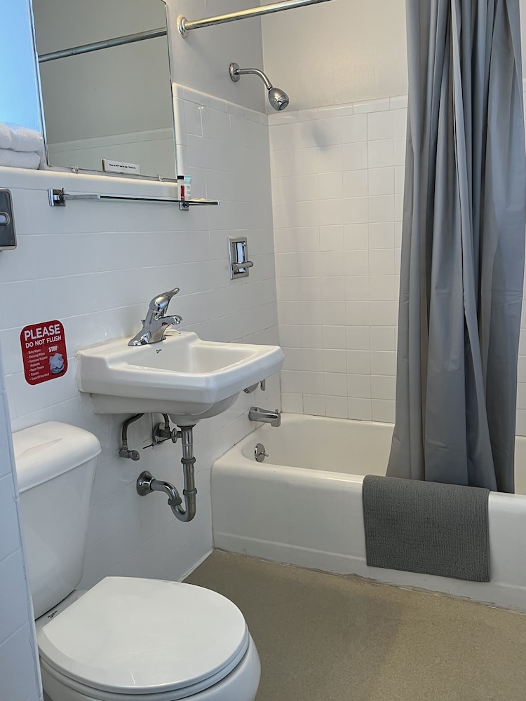 Midtown Inn & Suites - photo 36