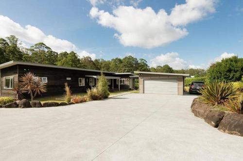 Kiwi Sanctuary Modern Sleeps 9 Spa Pool in Kerikeri, New Zealand