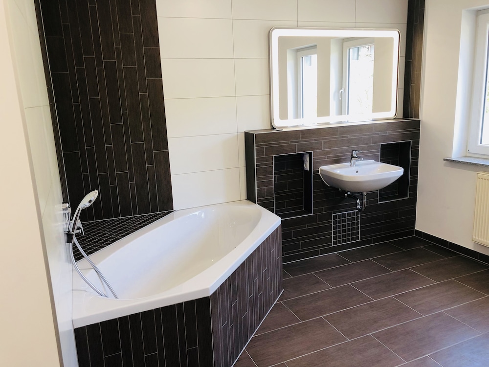 Deep soaking bathtub