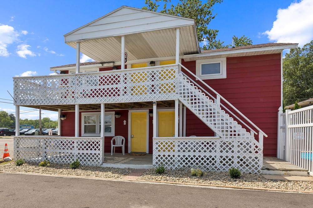 Dave’s Last Resort Poolside Long Stay Discount Comforting Cabin 2 1 Bedroom Hotel Room in Monticello, United States