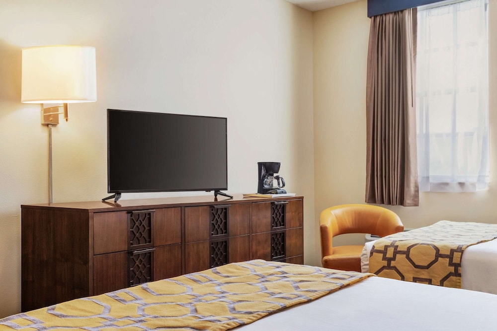 Belmont Inn & Suites - photo 5