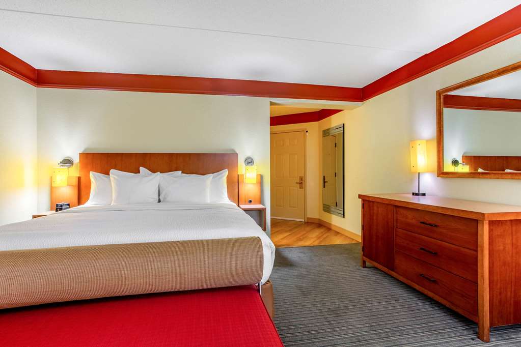 La Quinta Inn & Suites by Wyndham Raleigh Crabtree - photo 20