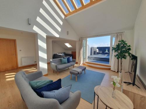 Weekly & Monthly stays in Penthouse for Contractors or Leisure Single or Superking beds available — 4-Star Luxury Hotel in Birkenhead, United Kingdom