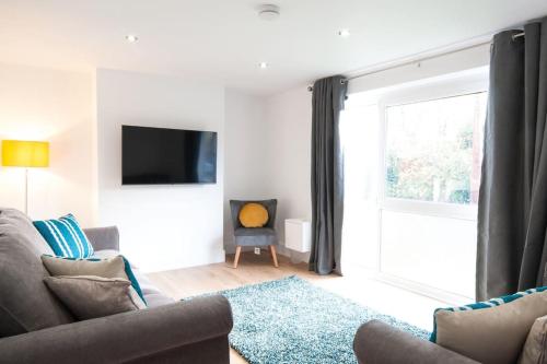 The Spitfire Renovated 3 bed house in Cheltenham SLEEPS 8 — 4-Star Luxury Hotel in Cheltenham, United Kingdom