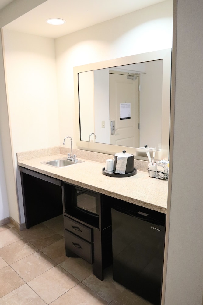 Hampton Inn Fayetteville - photo 21
