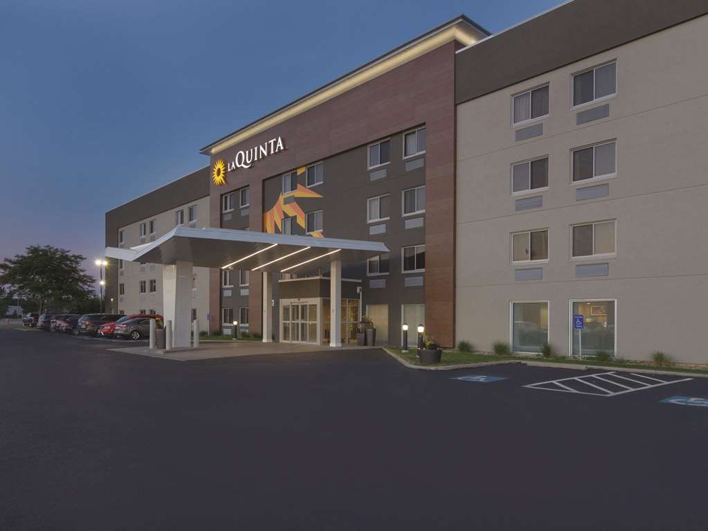 La Quinta Inn & Suites by Wyndham Cleveland Airport North - photo 5
