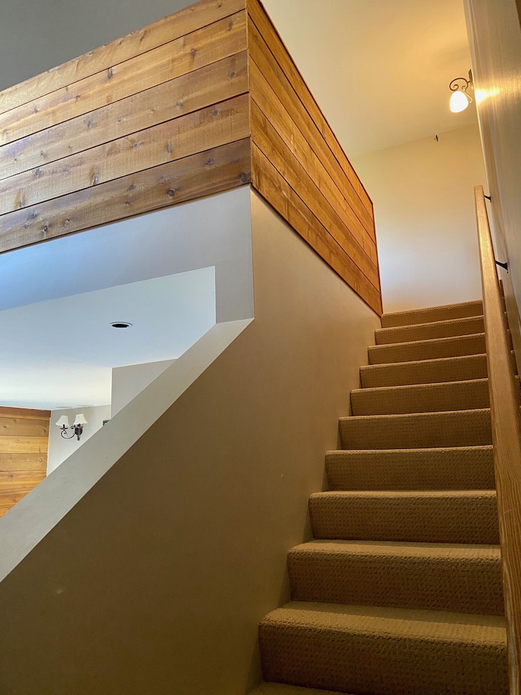 Winston Lodge — Golden — photo 3