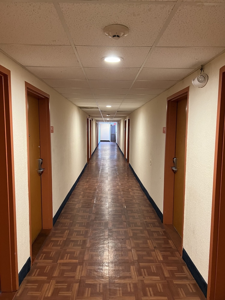 Metro Inn & Suites - photo 22