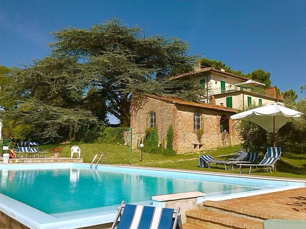 Agriturismo Villa la Fontana — 4-Star Luxury Hotel in Castiglione Del Lago, Italy