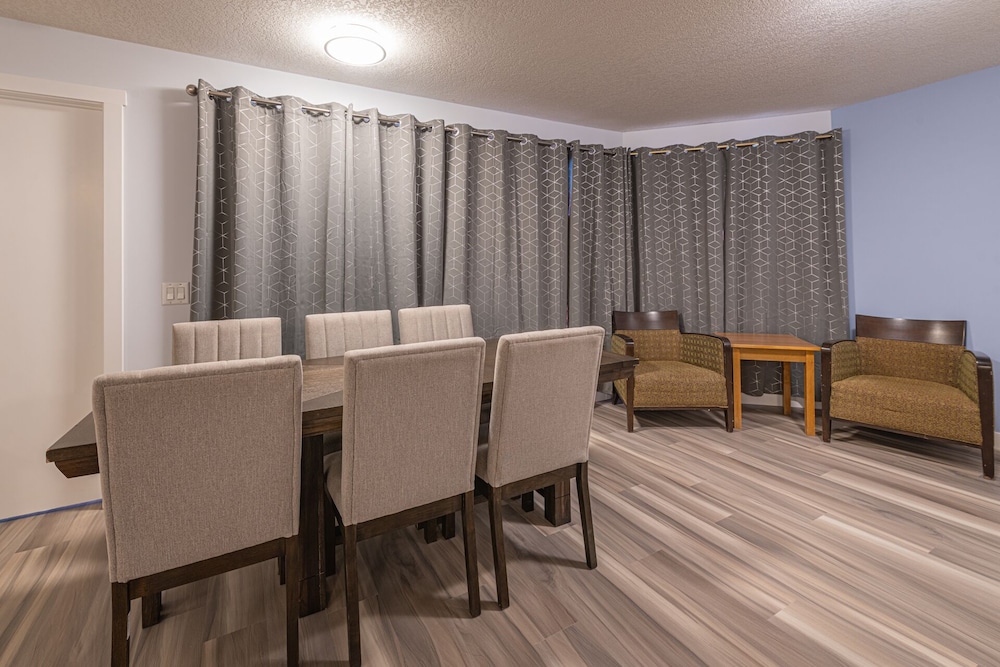 4 Bedrooms Suite Group of Families — Canmore — photo 3