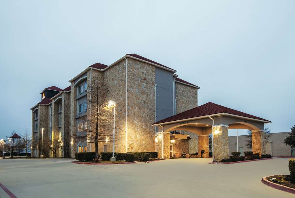 La Quinta Inn & Suites by Wyndham Mansfield TX - photo 2