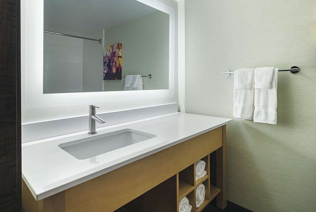 La Quinta Inn & Suites by Wyndham Orange County Airport - photo 12