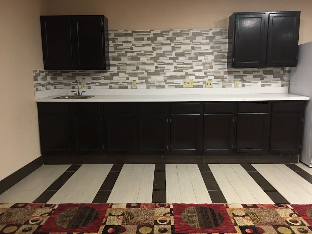 Westbridge Inn & Suites - photo 19