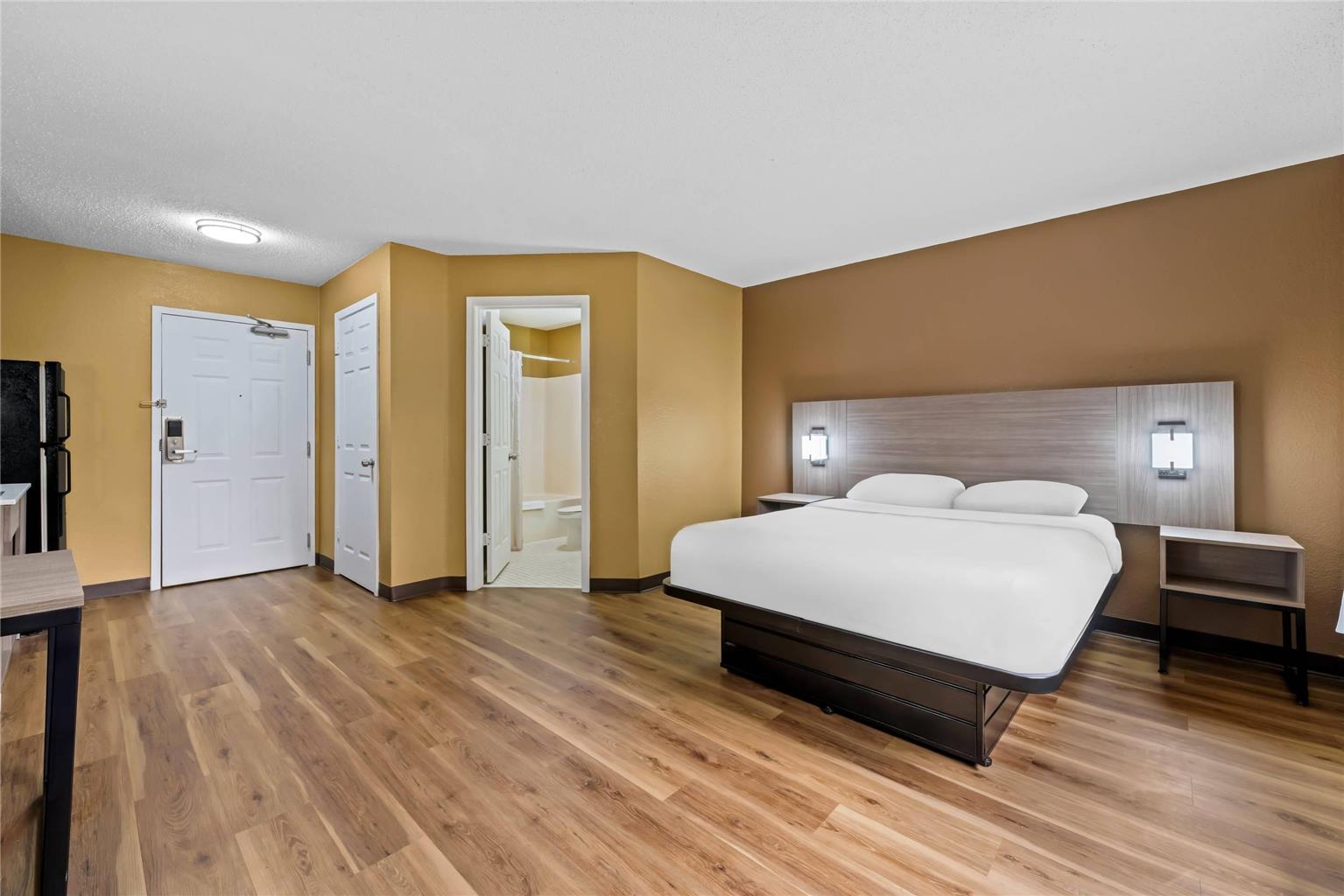 Suburban Studios Charlotte Executive Park - photo 5