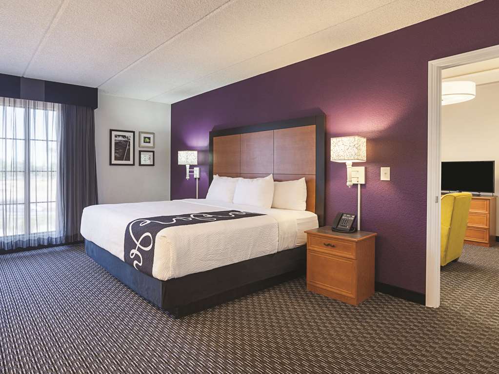 La Quinta Inn & Suites by Wyndham Miami Airport East - photo 48