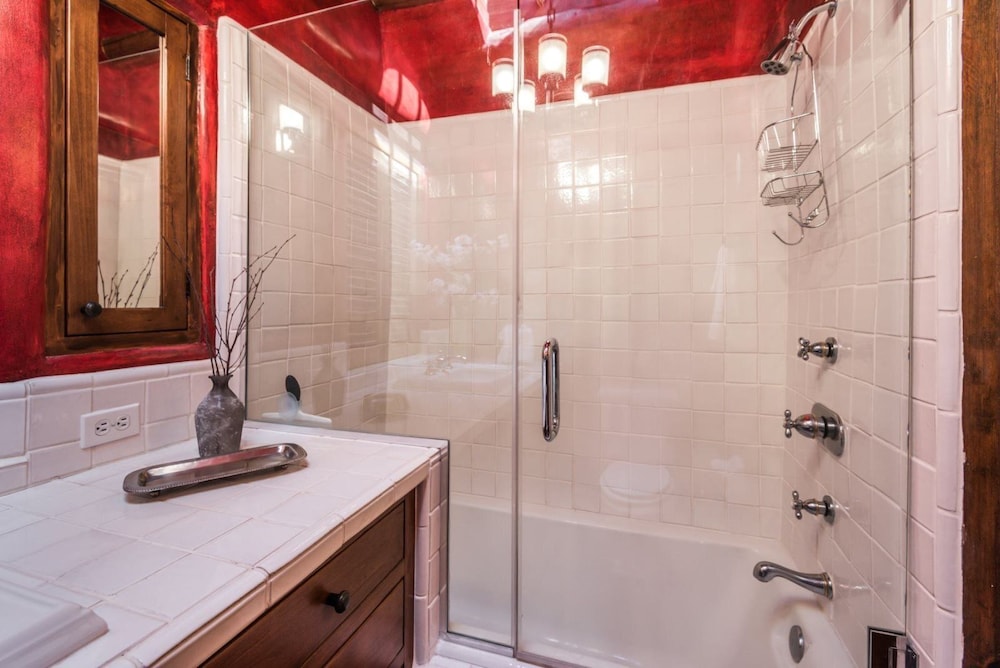 Buena Suerte Quintessential Eastside Pied a terre Fabulous Views and Patios Kiva Fireplace Walk to Canyon Rd. and the Plaza - photo 20