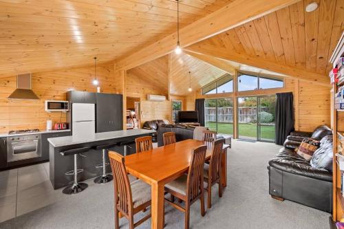 Family Stays very private close to Park with a Games Room Sleeps 10 in Wanaka, New Zealand