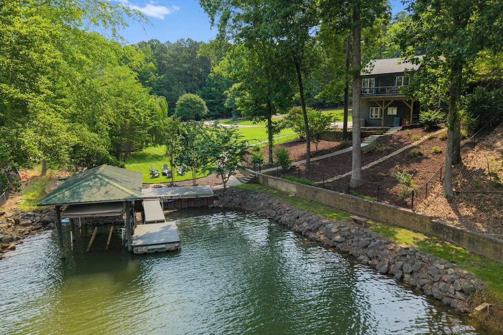 Cove’s End by Avantstay Dock Game Room Fire Pit & Forest Views in Mooresville, United States