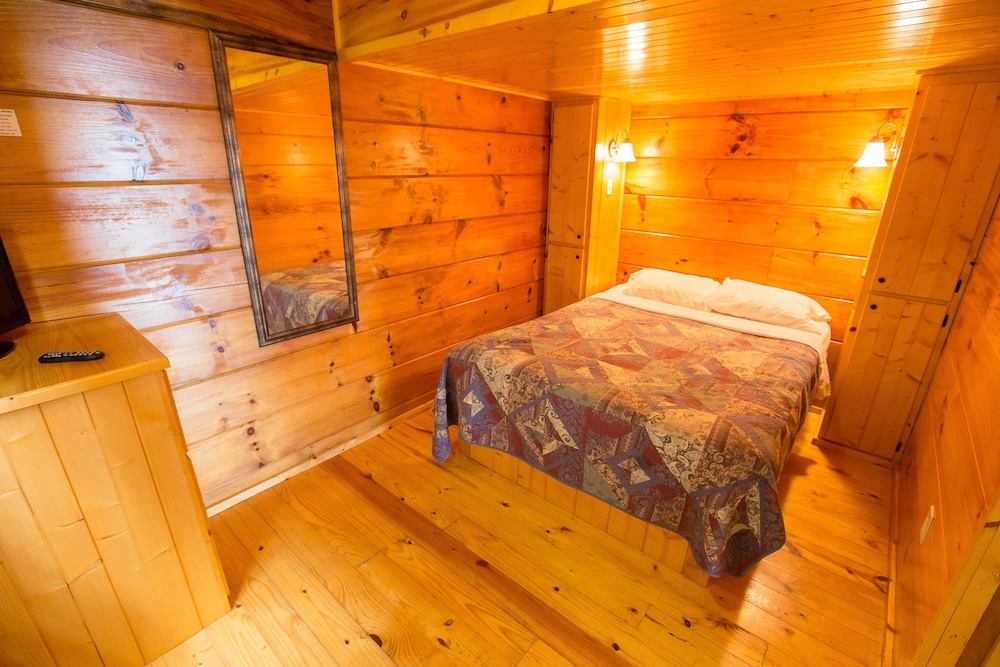 Edinboro Lake Resort Cabins - photo 7