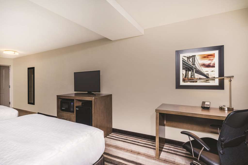 La Quinta Inn & Suites by Wyndham Brooklyn Central - photo 10
