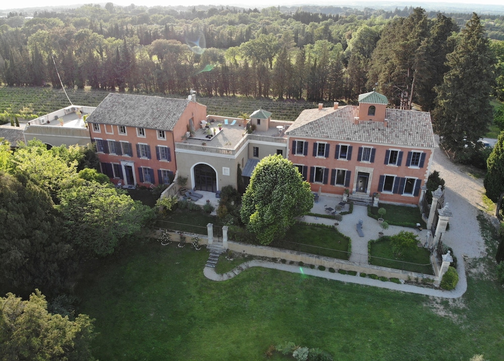 Château des Cinq Cantons — 4-Star Luxury Hotel in Carpentras, France