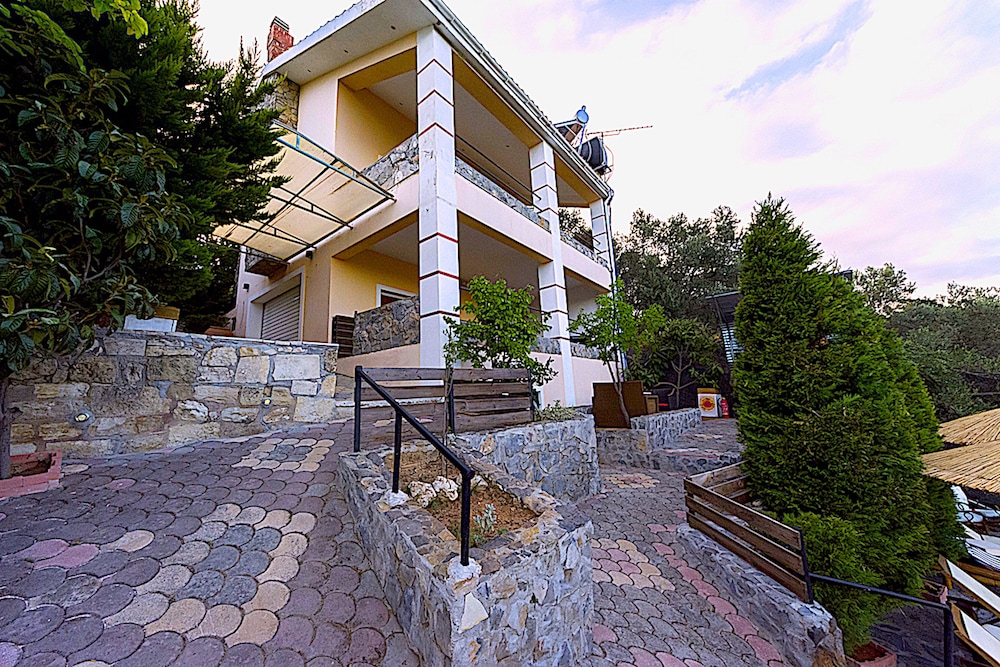 Villa Kastelas — 4-Star Luxury Hotel in Irakleion, Greece