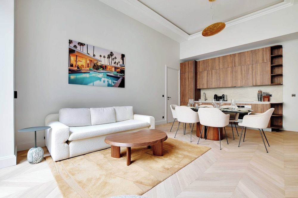 Sleek Apartment 2bd 4P Champs Elysees — 4-Star Luxury Hotel in Paris, France