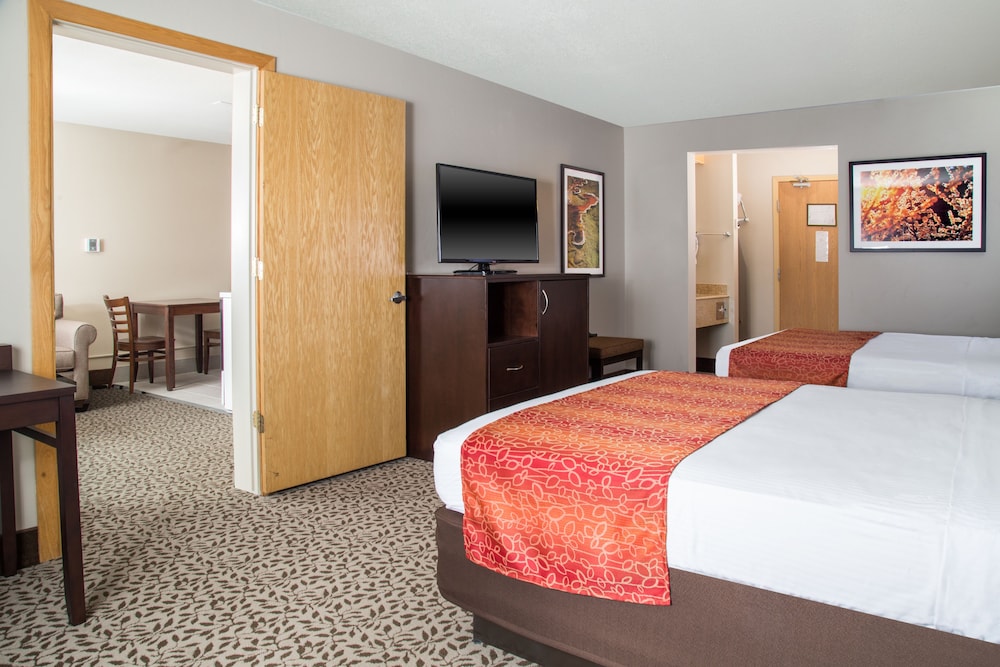 Gray Wolf Inn & Suites - photo 6